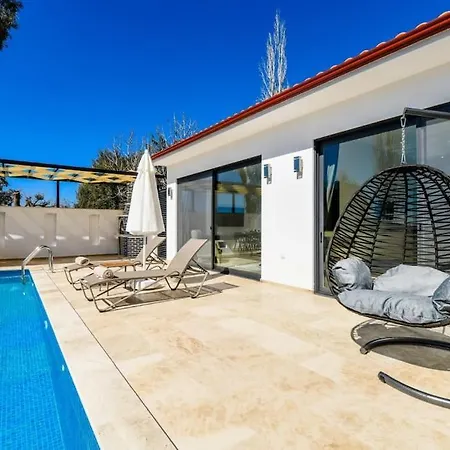 Villa Havuz Alani Korunakli Rahat Minik Bir